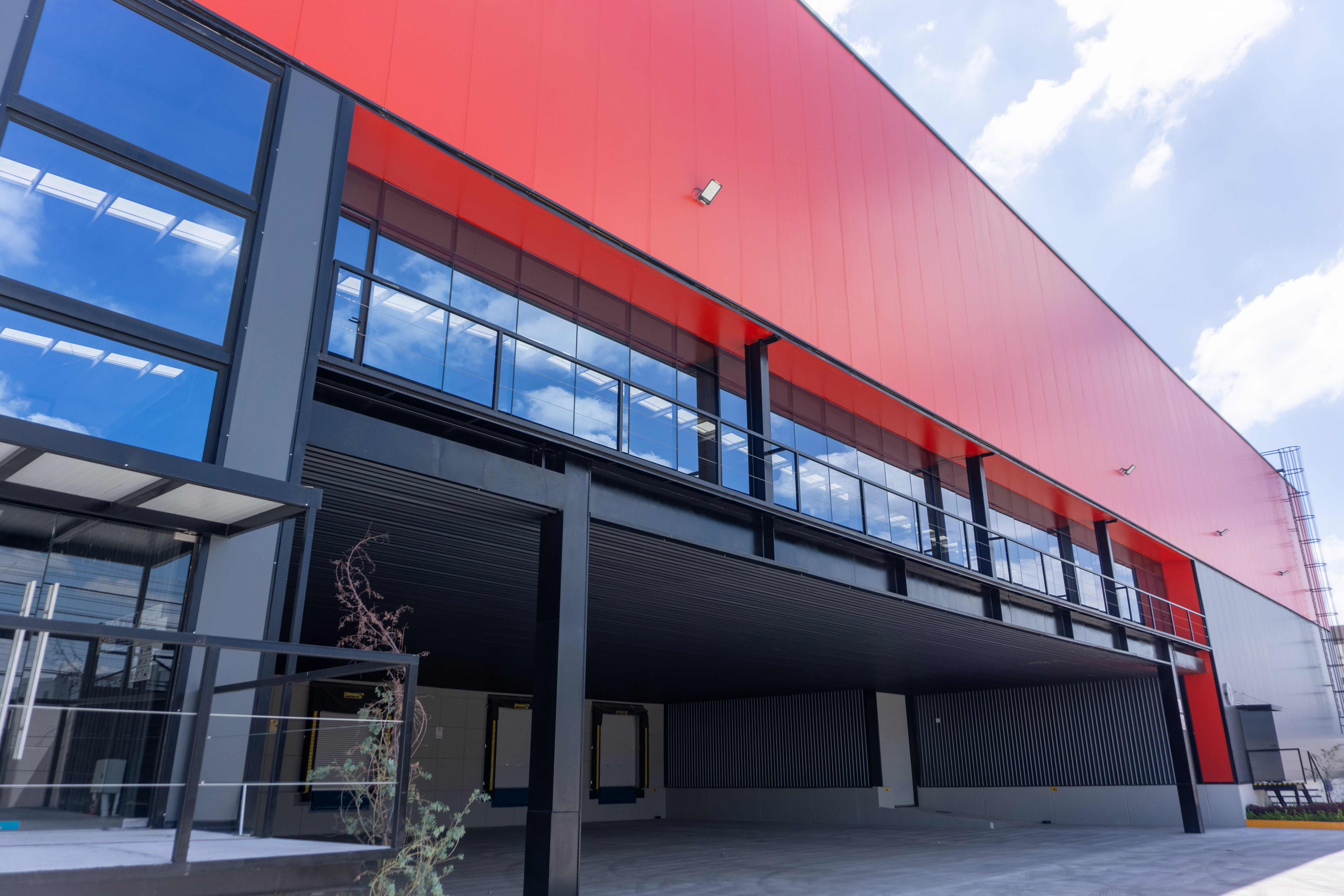 Imagen de almacén industrial hecho con paneles tipo sándwich Kingspan KS Micro-Rib