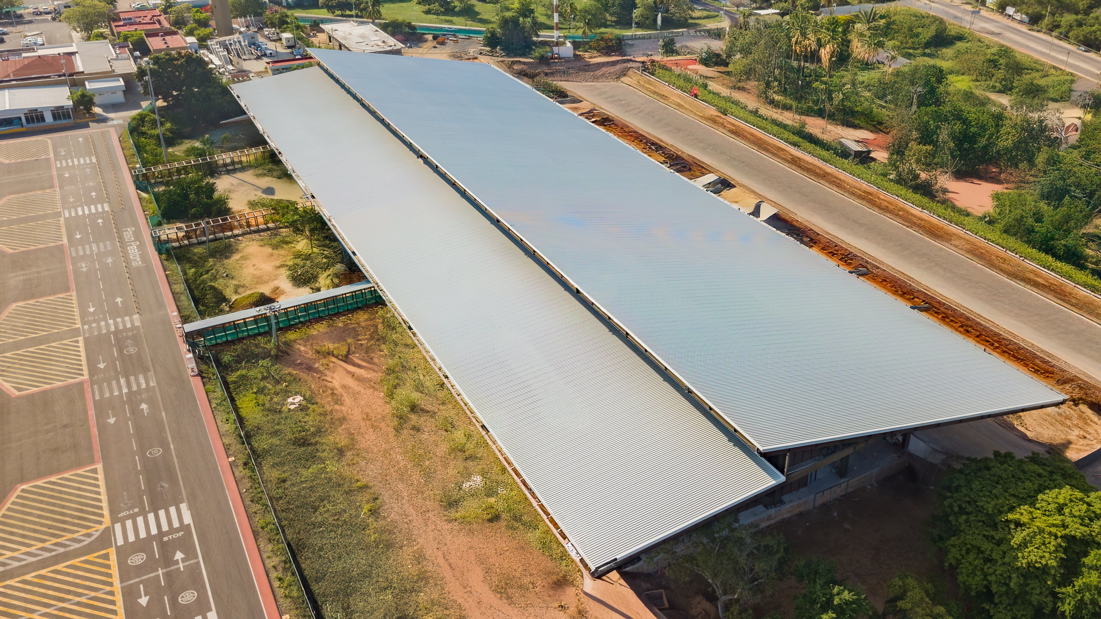 Imagen de cubierta en proyecto comercial Kingspan de Panel Aislante tipo Sándwich KingCrown
