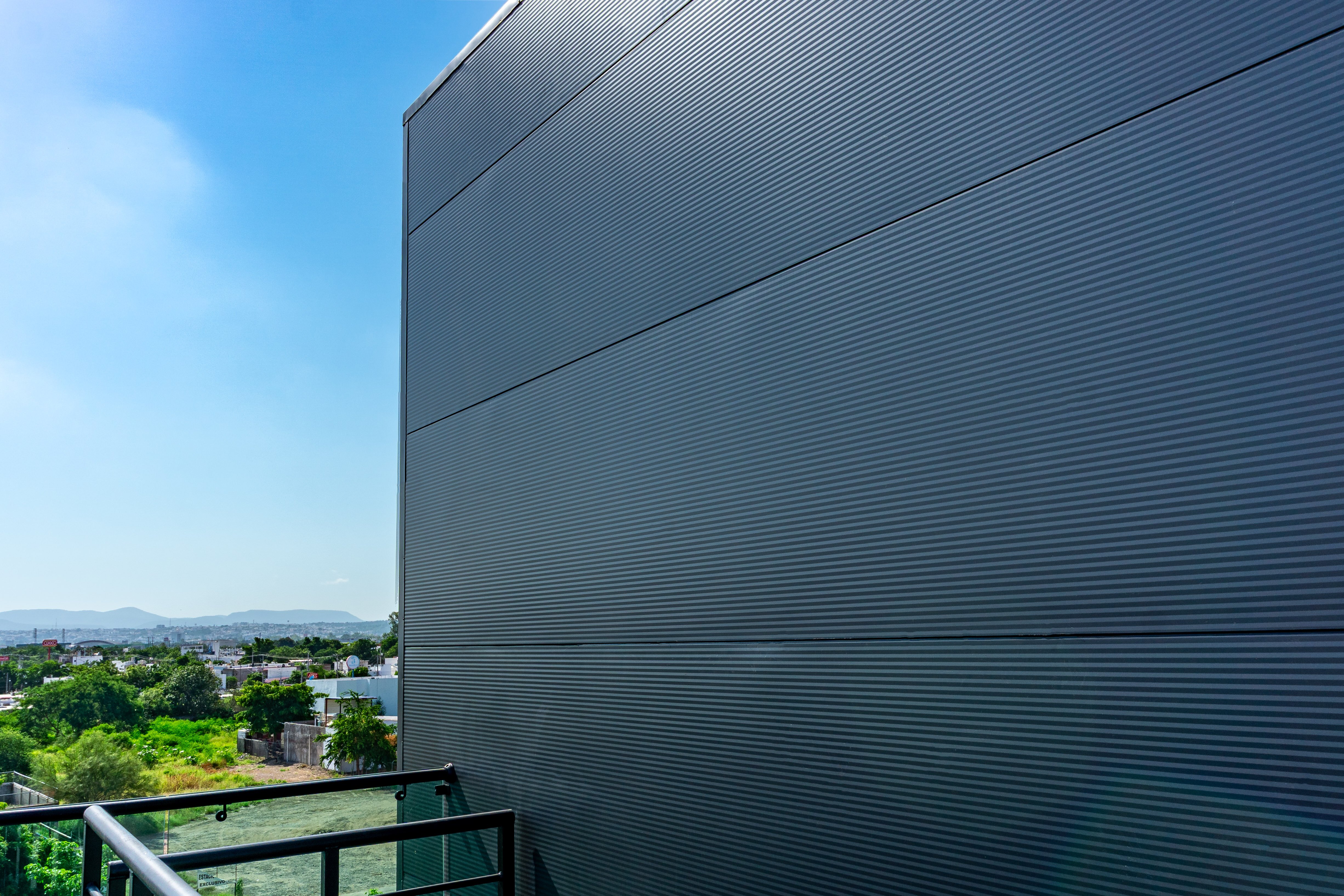 Imagen de muro con Panel en oficina tipo sándwich aislante color gris metallic