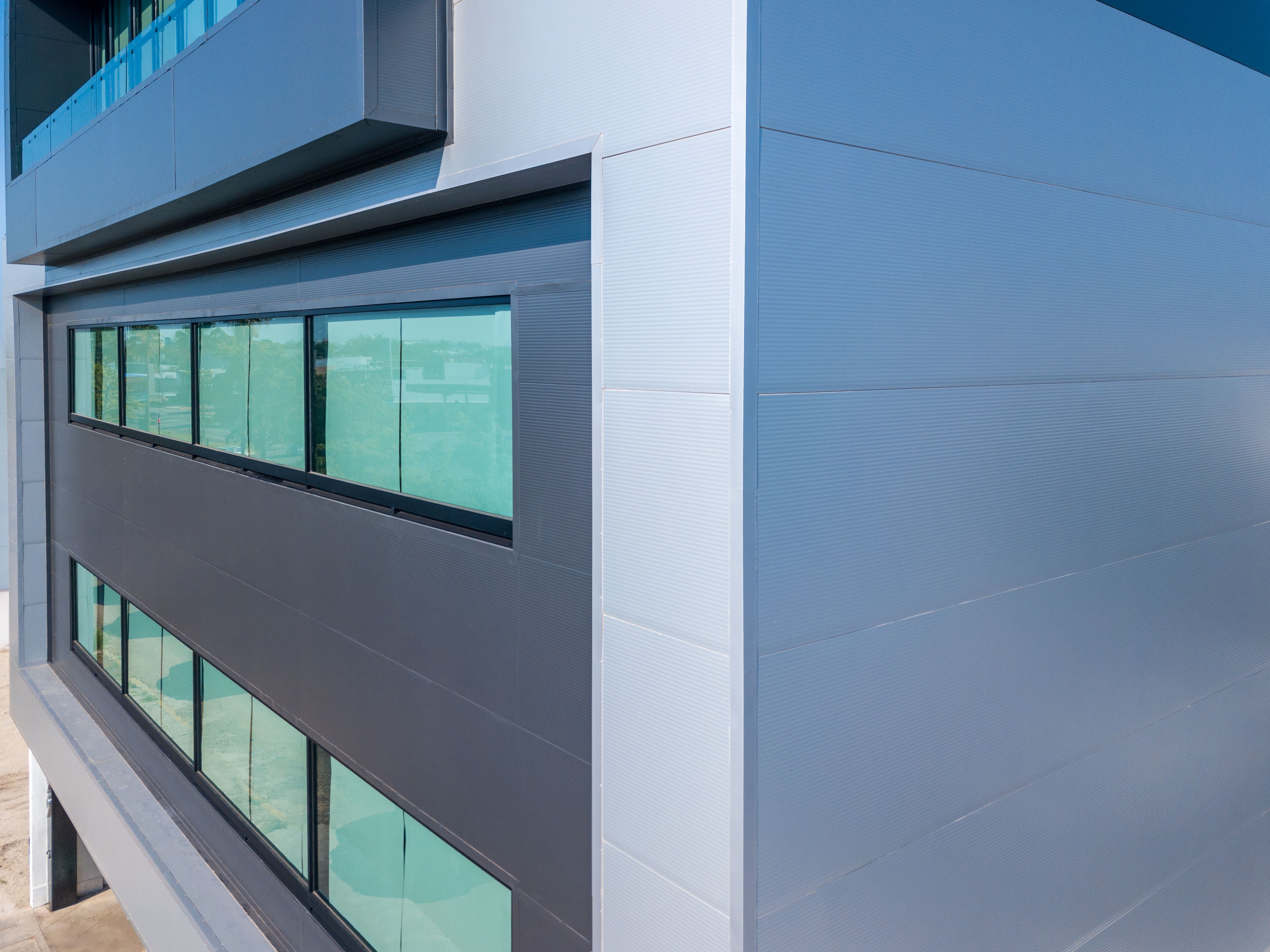 Imagen de proyecto con paneles aislantes tipo sándwich Sepanel muro KS Micro Rib de Perfil color blanco y gris