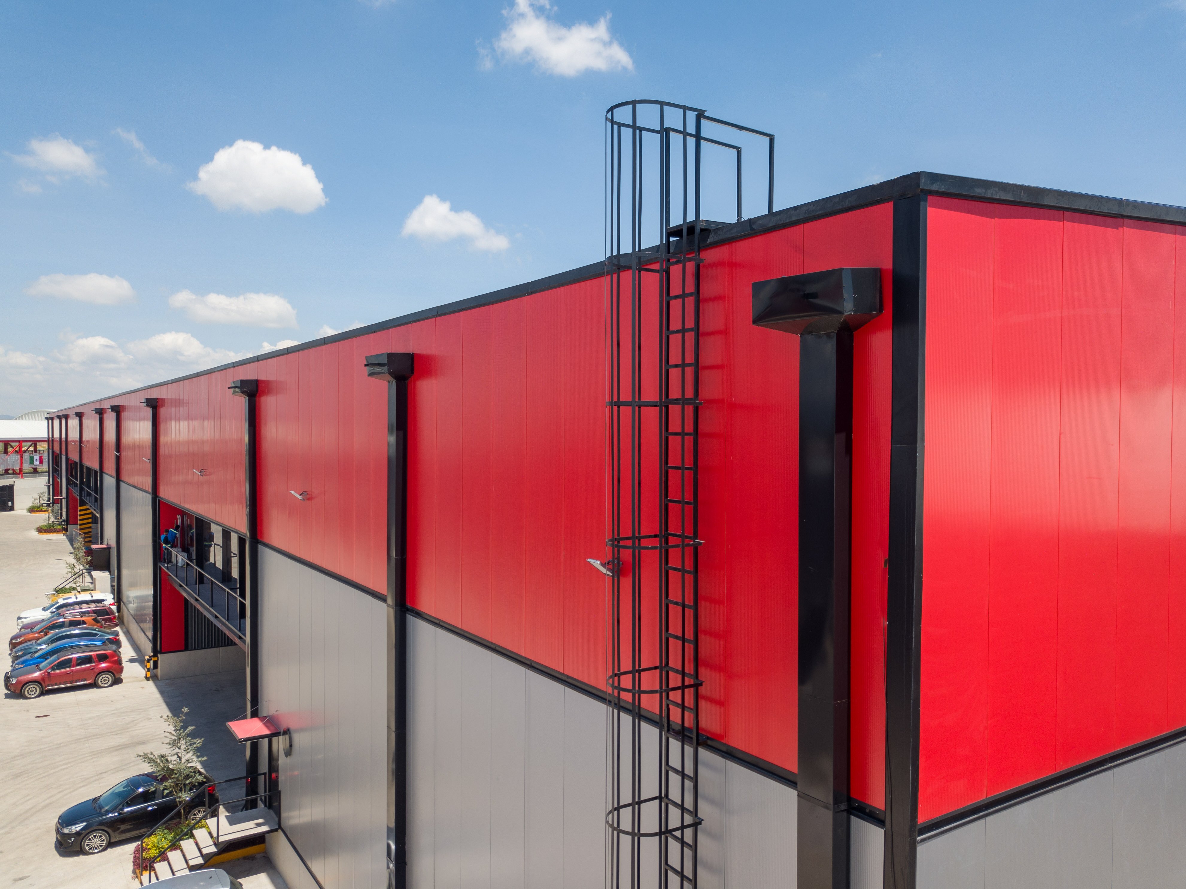 Imagen de proyecto logístico industrial o bodega con panel aislante tipo sándwich KS Micro-Rib