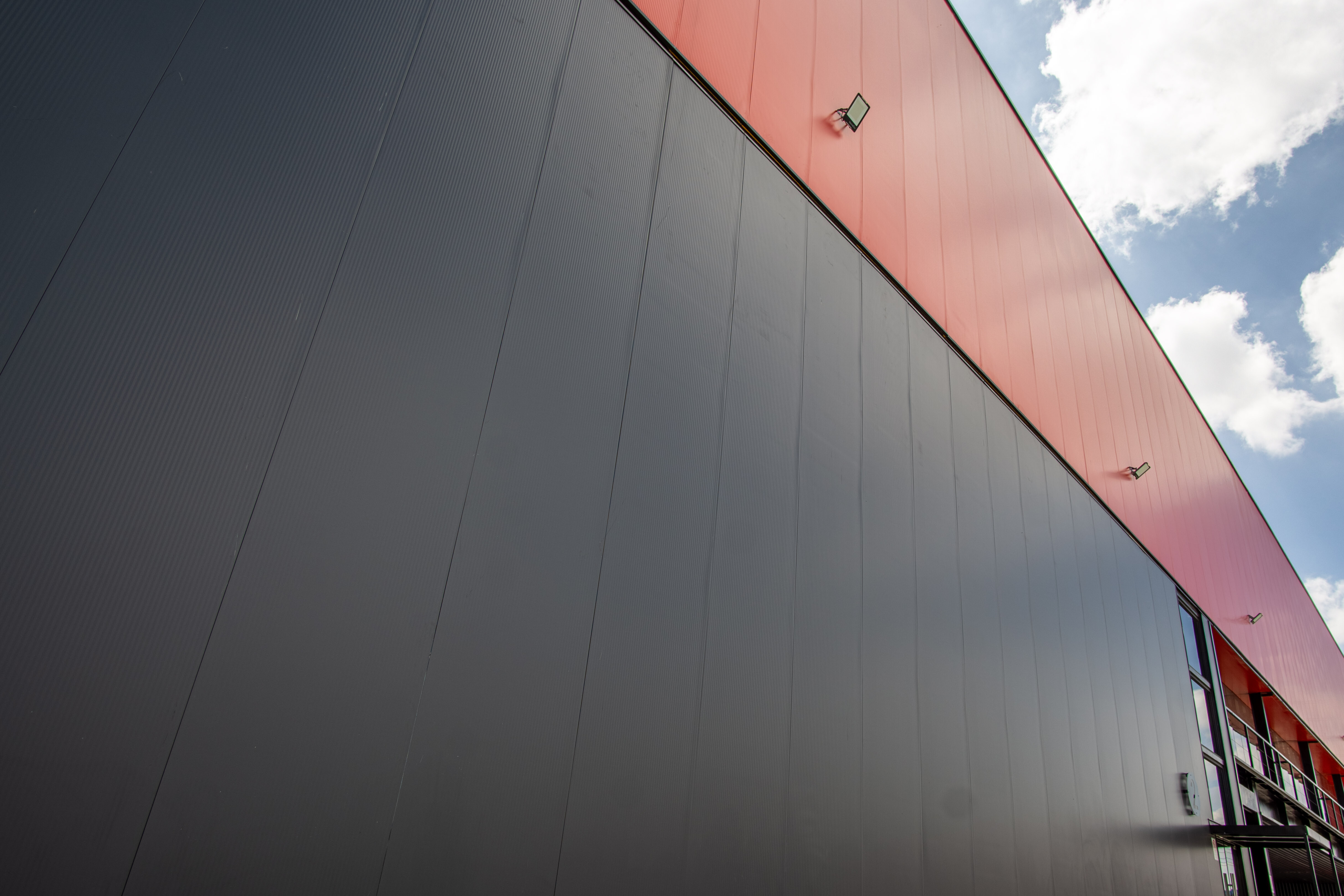 Imágen de construcción de almacén industrial con paneles aislantes tipo sándwich Kingspan
