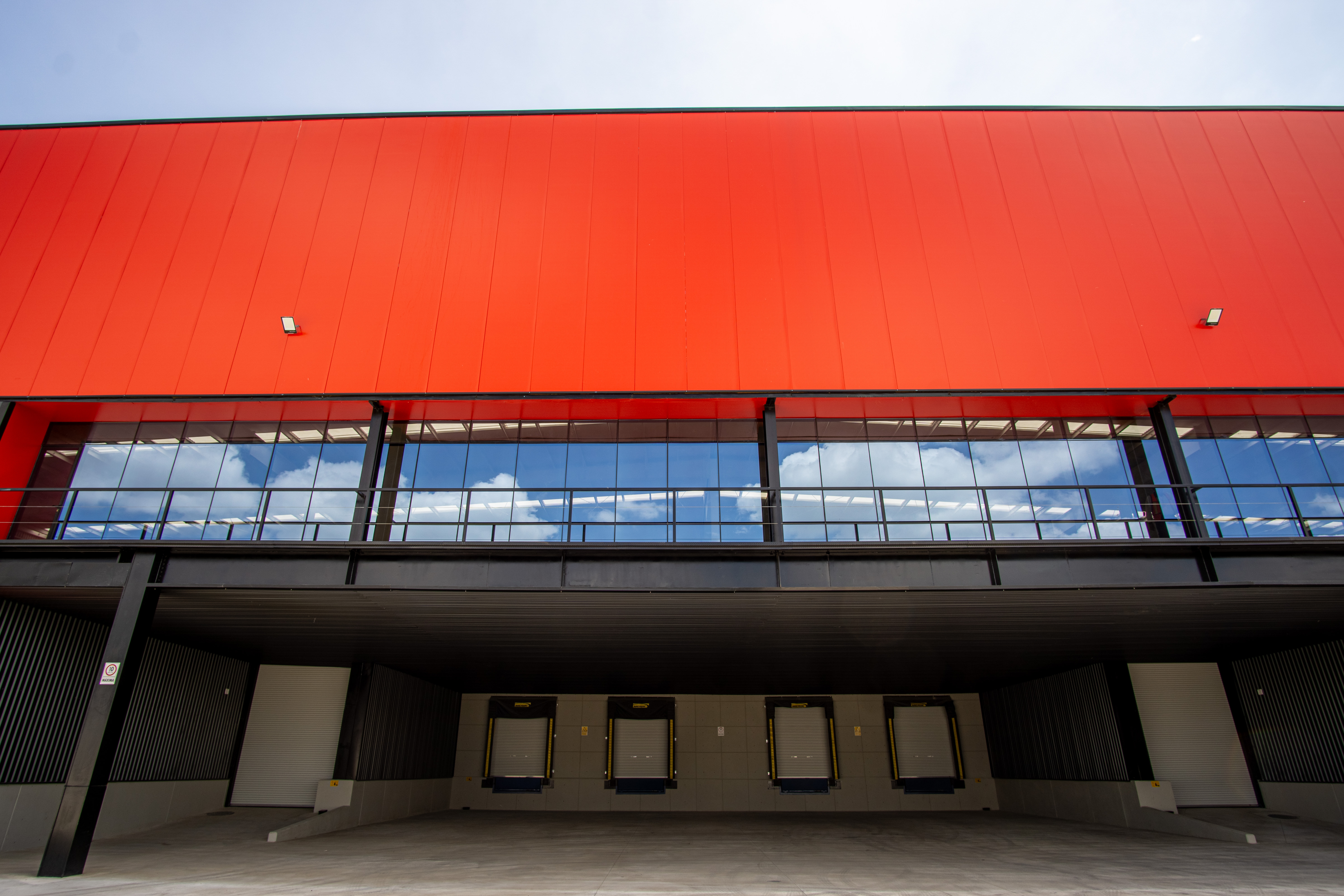 Imágen de construcción de almacén industrial con paneles aislantes tipo sándwich Kingspan