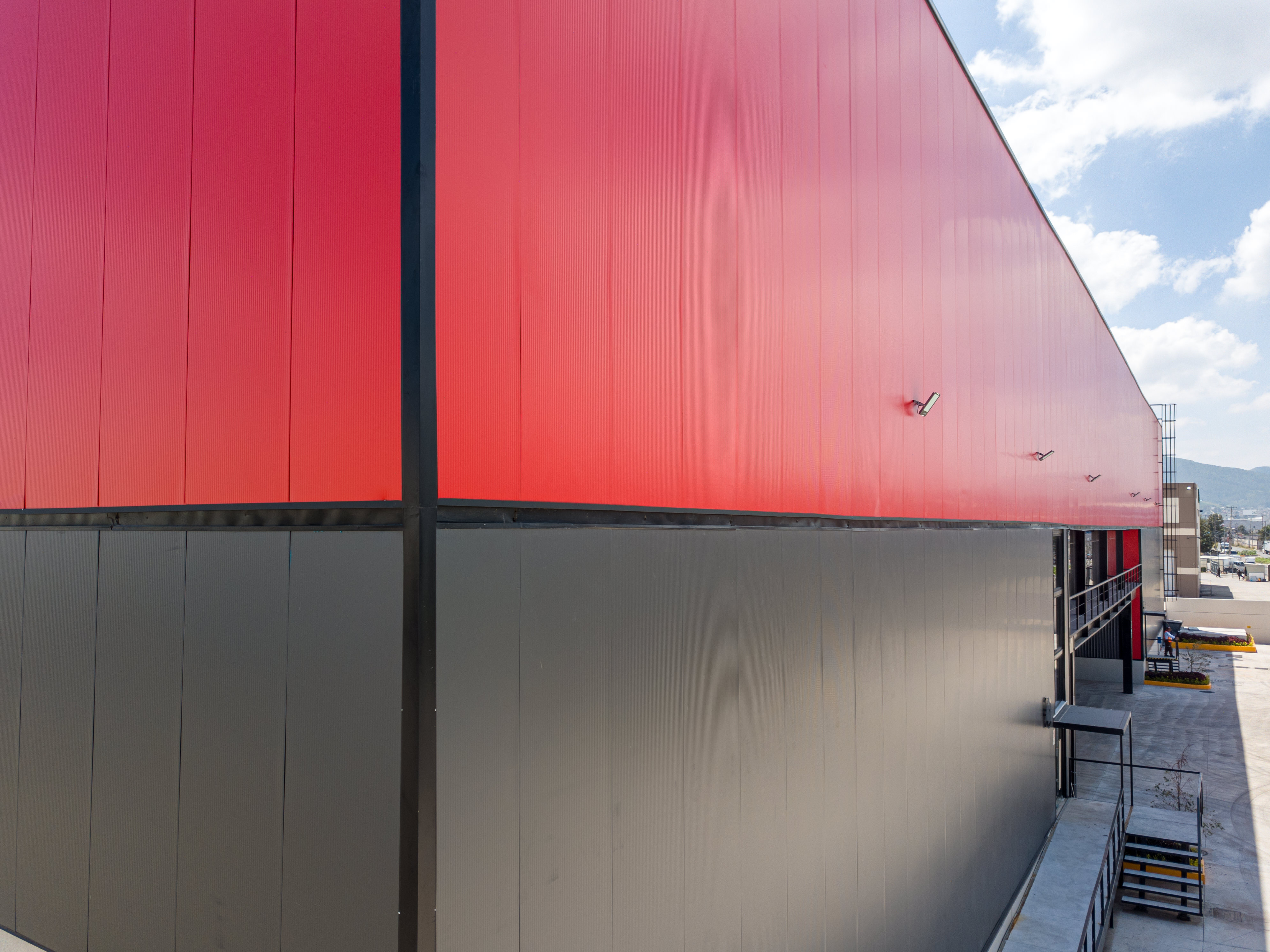 Imagen de construcción de almacén industrial con paneles aislantes tipo sándwich Kingspan