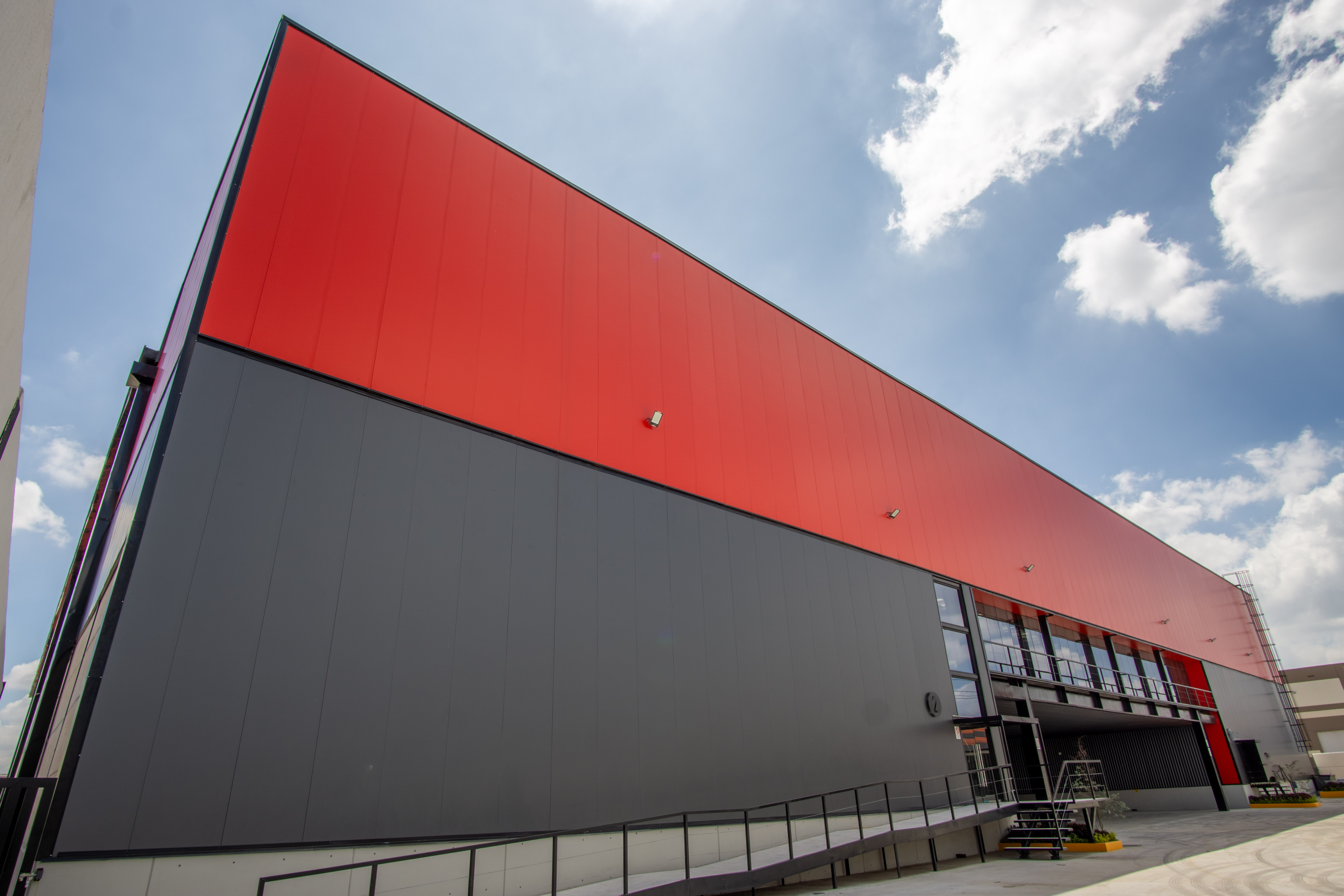 Imagen de construcción de almacén industrial con paneles aislantes tipo sándwich Kingspan