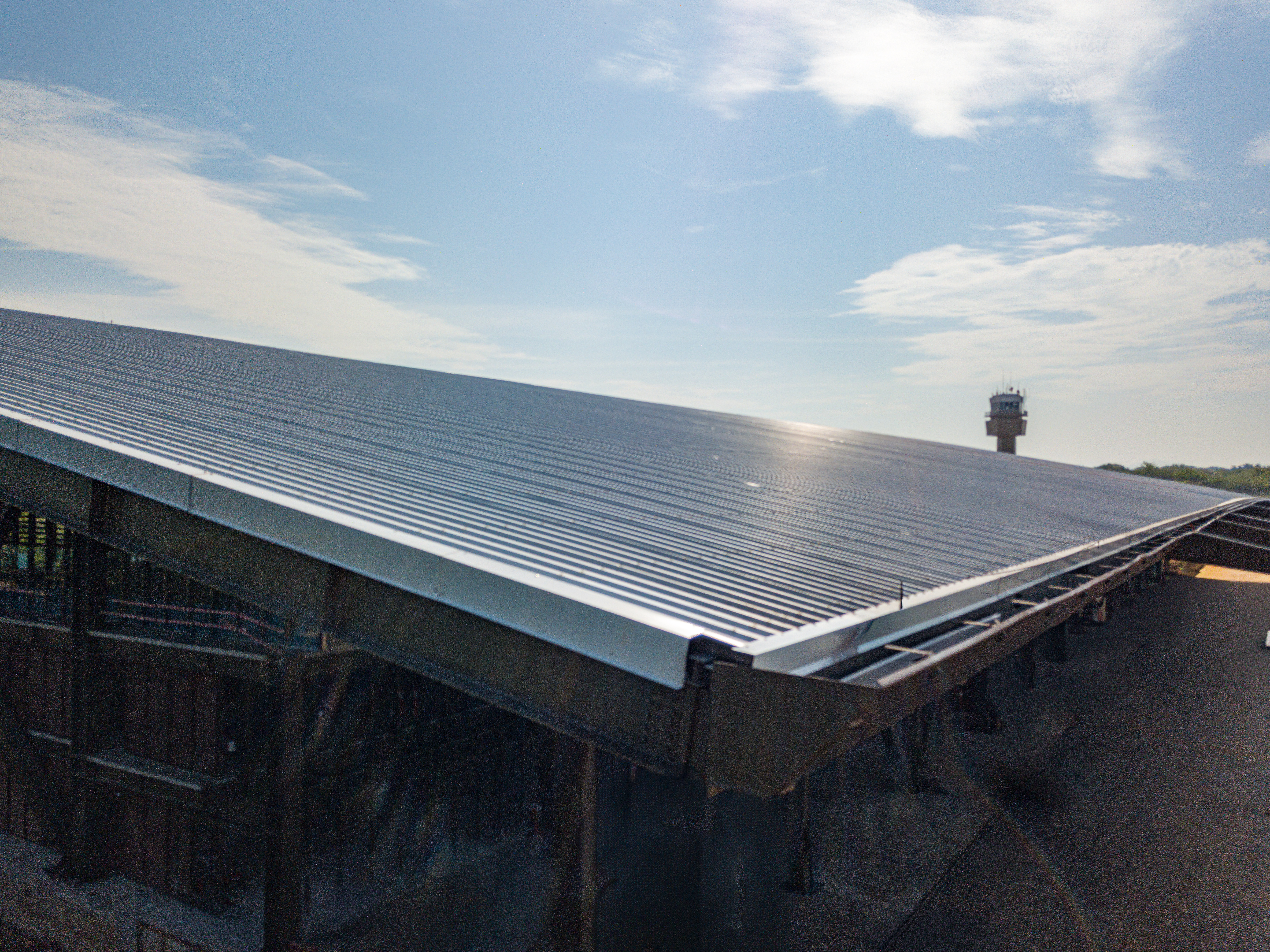 Imagen de cubierta con paneles aislantes Kingspan KingCrown en aeropuerto