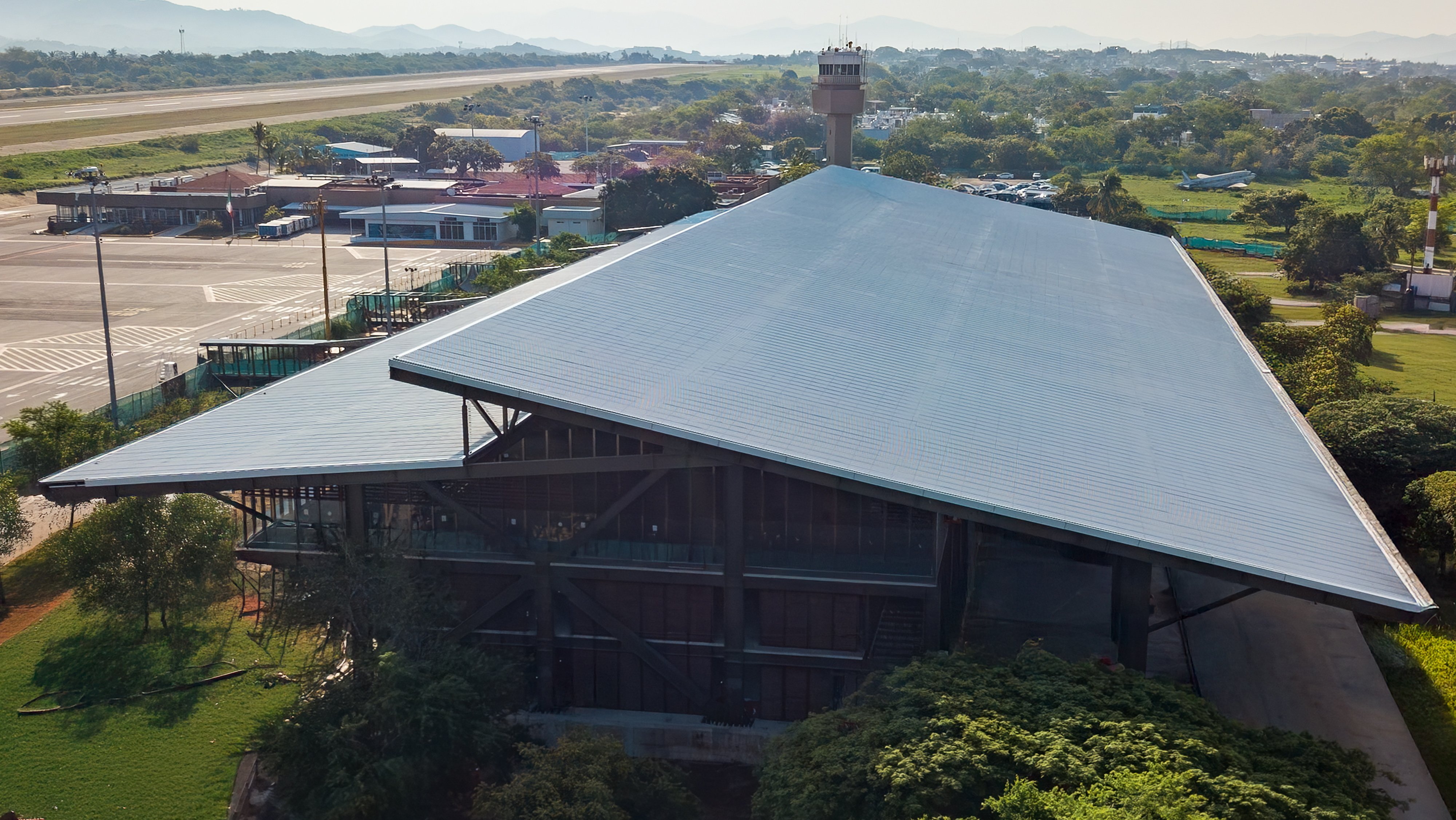 Imagen de proyecto comercial aeropuerto con cubierta de paneles tipo sándwich aislantes Kingspan producto KingCrown