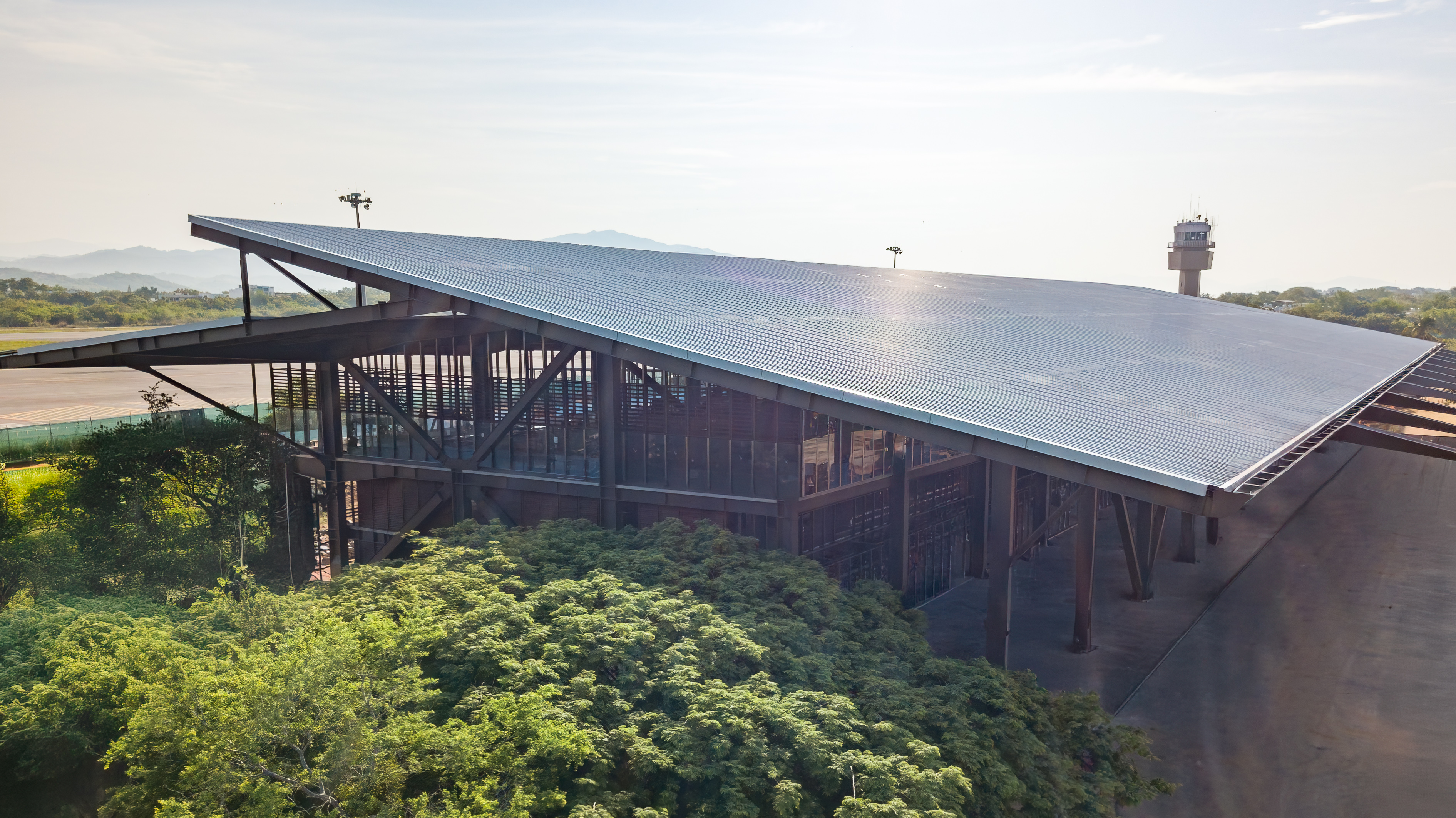 Imagen de proyecto comercial aeropuerto con cubierta de paneles tipo sándwich aislantes Kingspan producto KingCrown