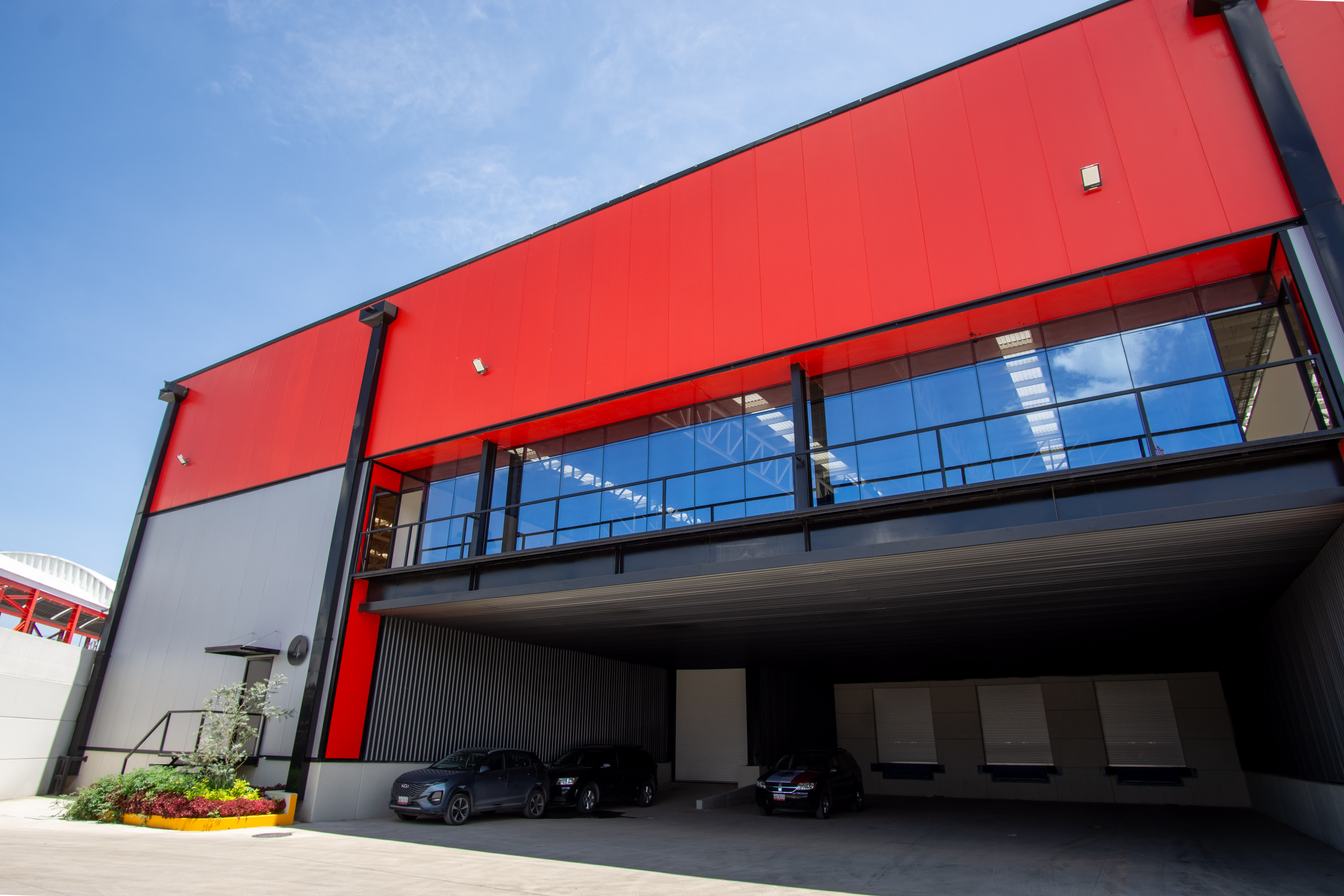 Proyecto industrial-comercial con paneles aislantes KS Micro-Rib Tulti 