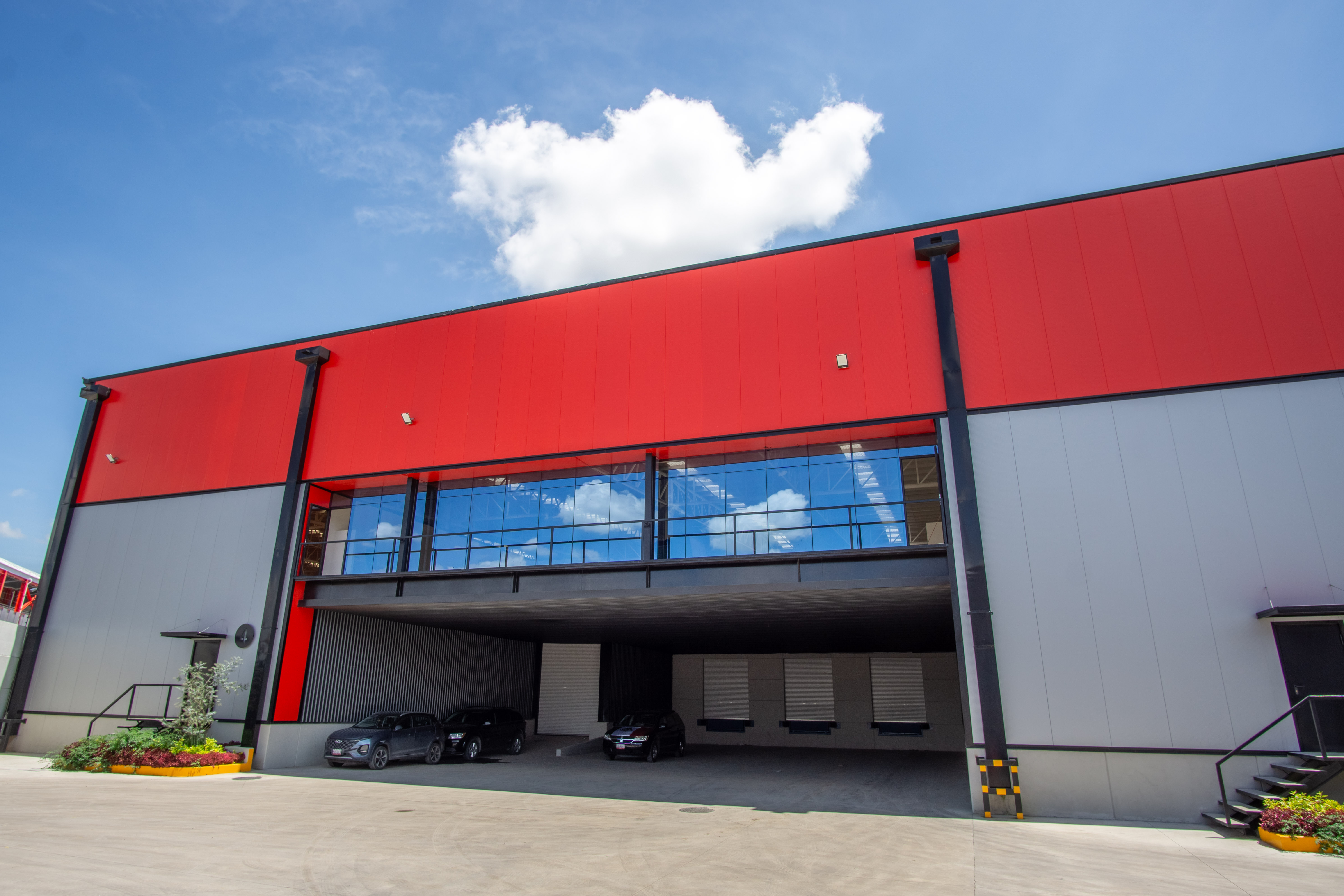 Imagen de proyecto logístico industrial o bodega con panel aislante tipo sándwich KS Micro-Rib
