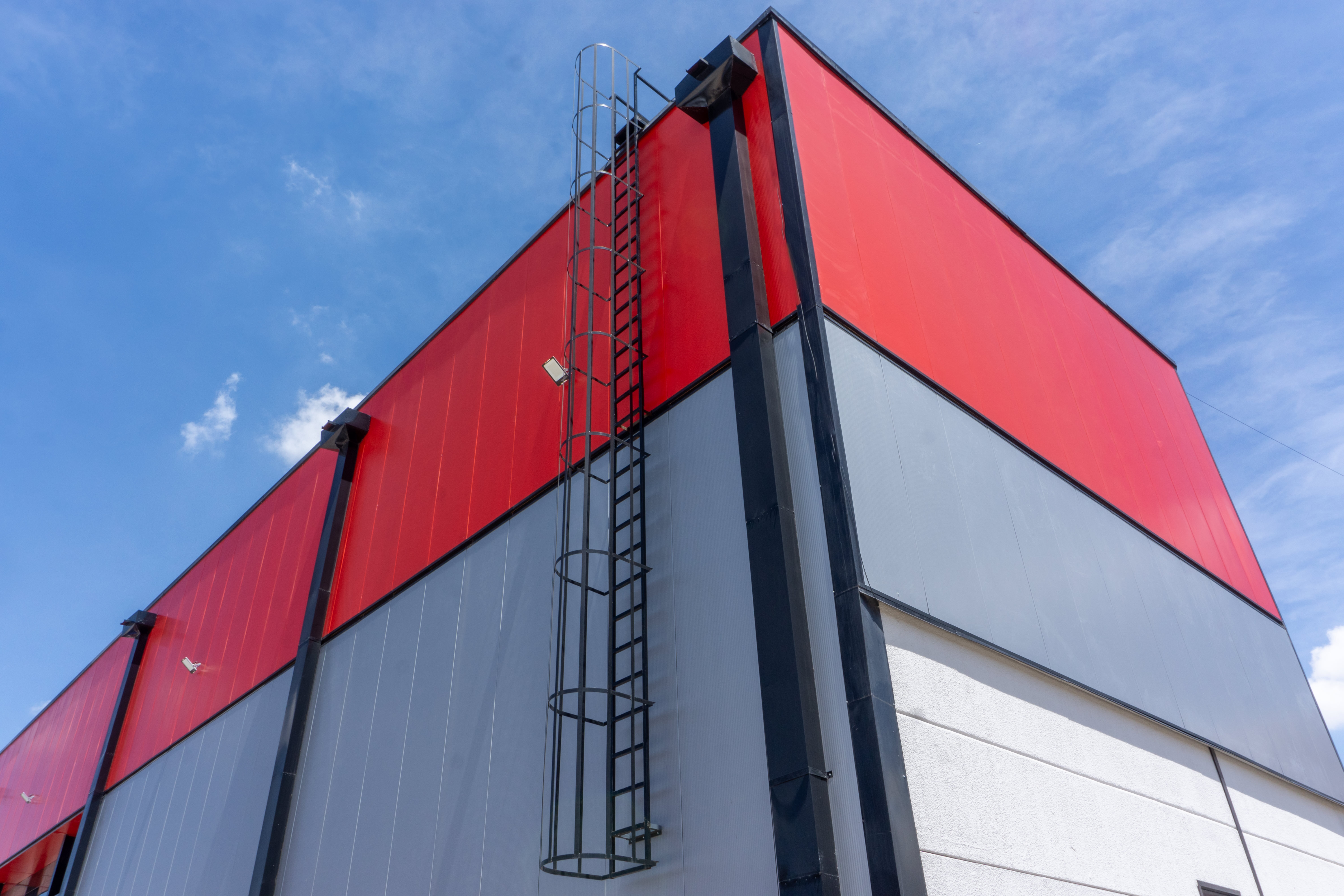 Imagen de proyecto logístico industrial o bodega con panel aislante tipo sándwich KS Micro-Rib