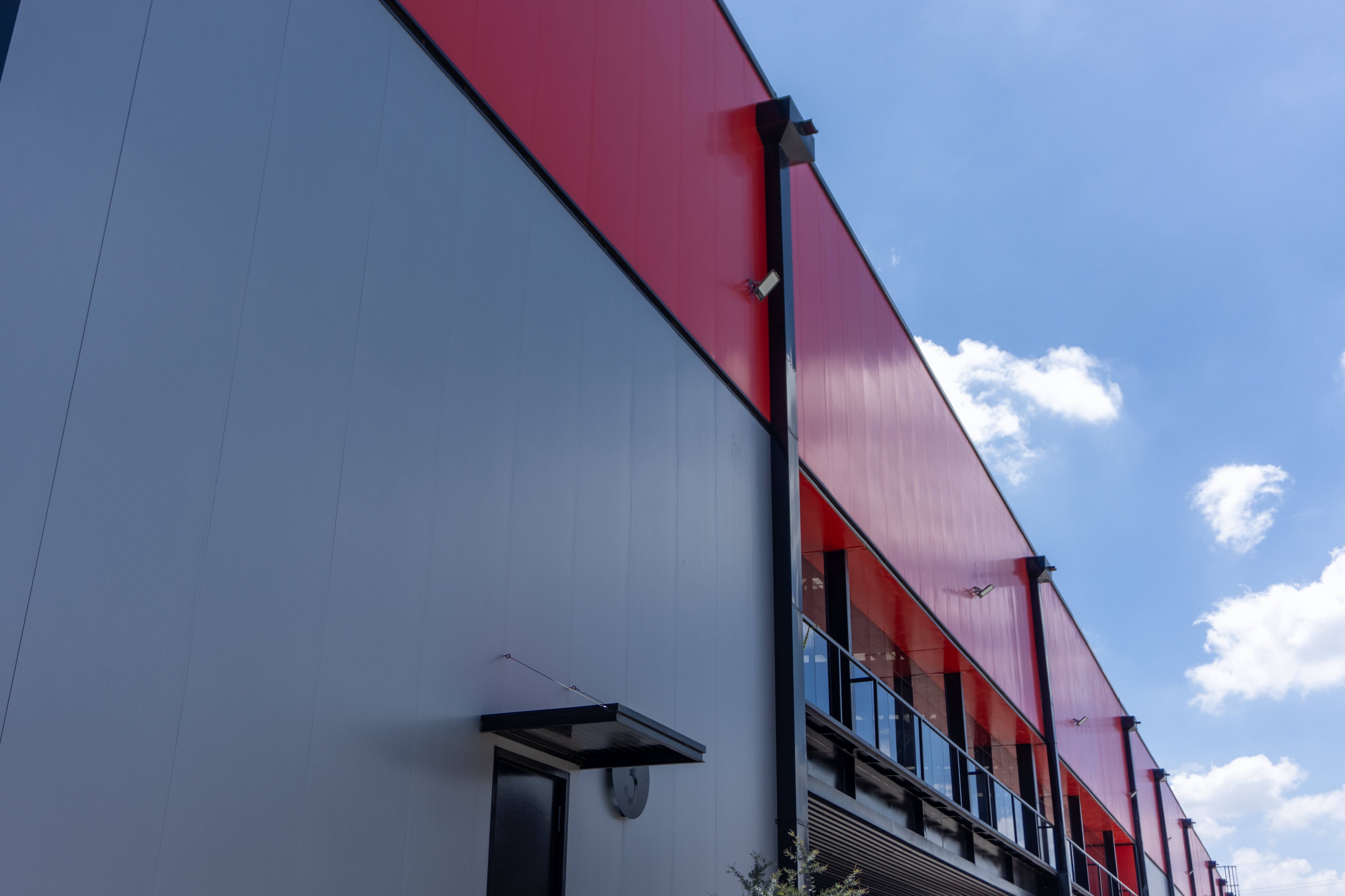 Imagen de proyecto logístico industrial o bodega con panel aislante tipo sándwich KS Micro-Rib