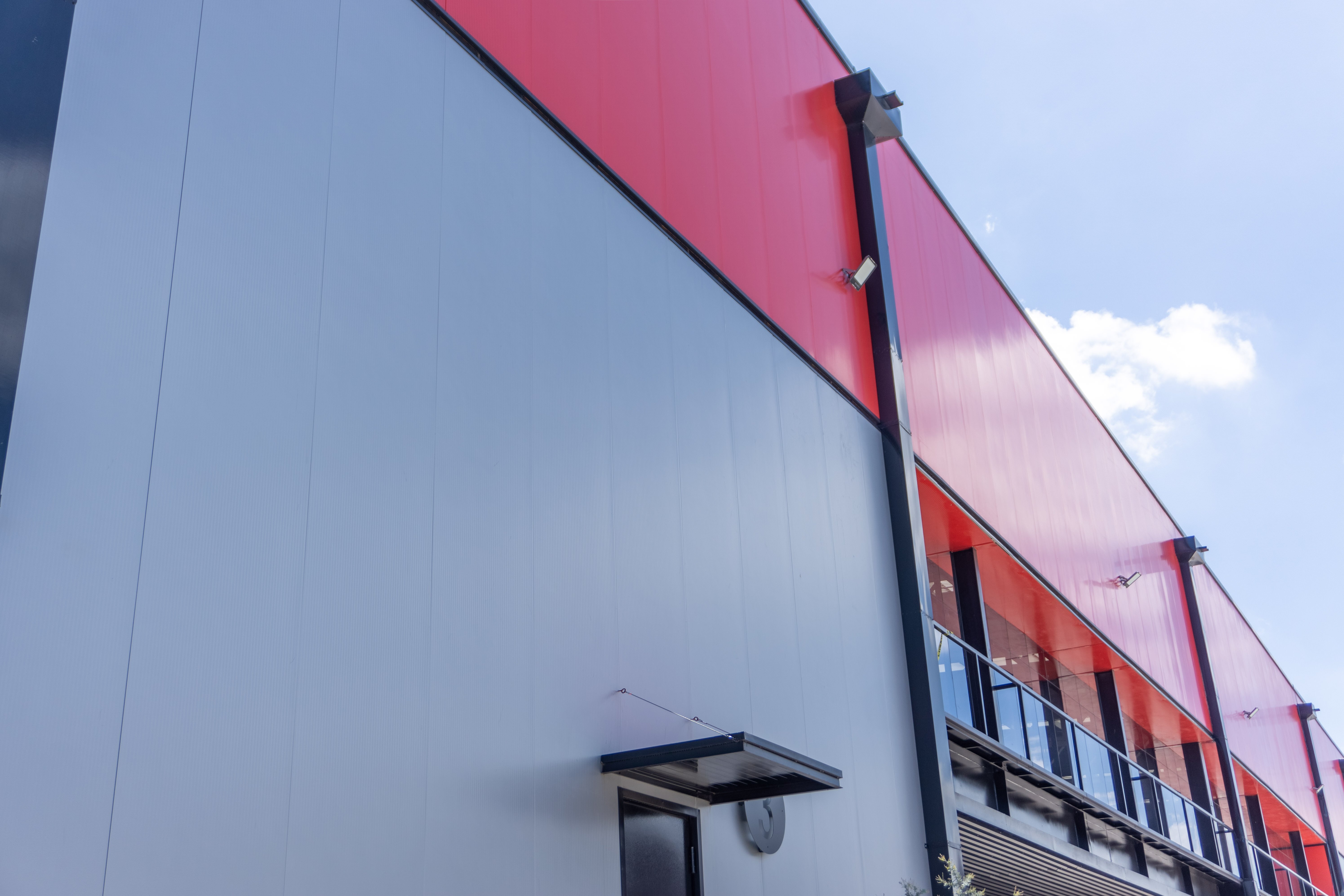 Imagen de proyecto logístico industrial o bodega con panel aislante tipo sándwich KS Micro-Rib