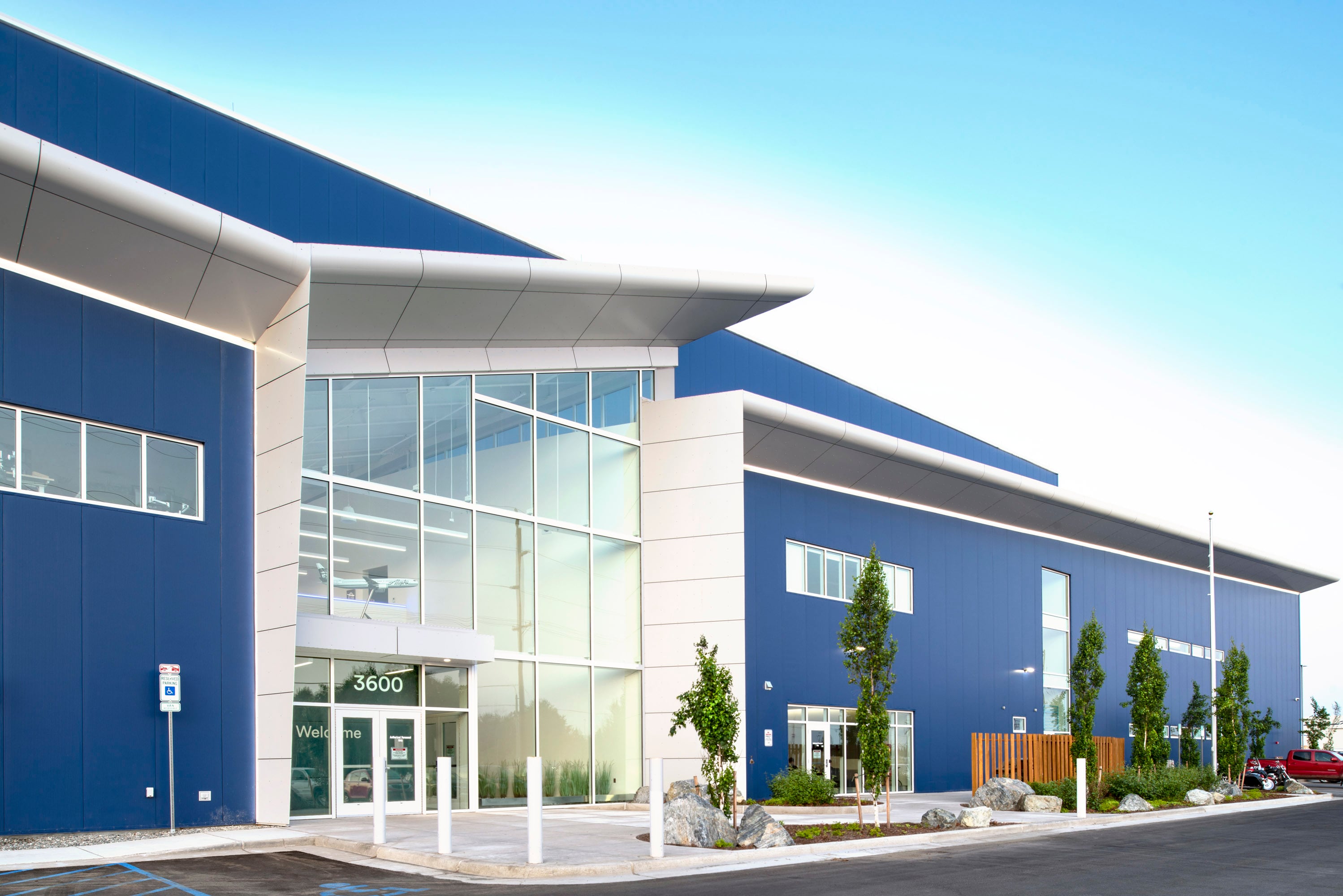 kingspan-alaska-airlines-maintenance-engineering-hangar-anchorage-ak-case-ksmr-study-12