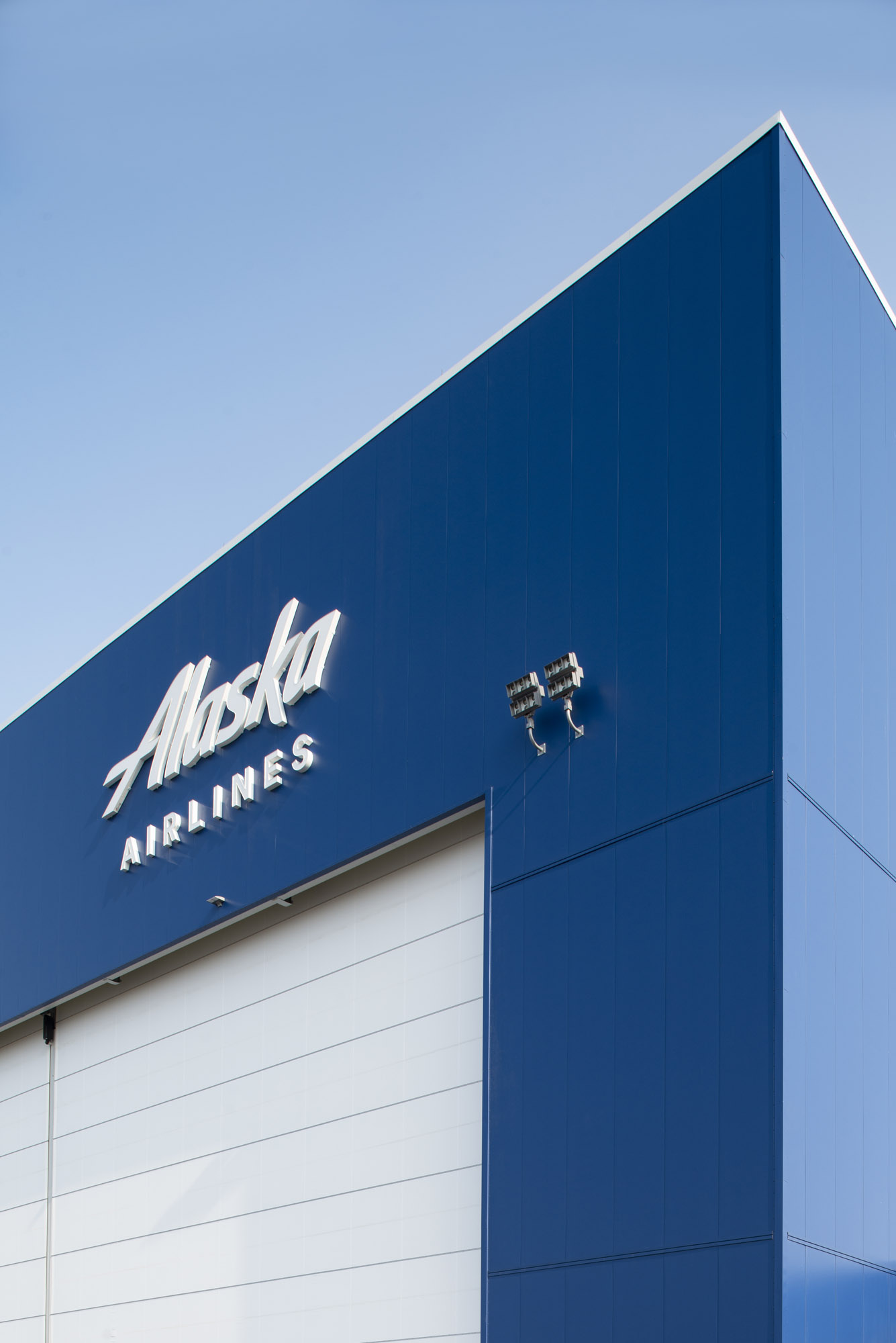 kingspan-alaska-airlines-maintenance-engineering-hangar-anchorage-ak-case-ksmr-study-17
