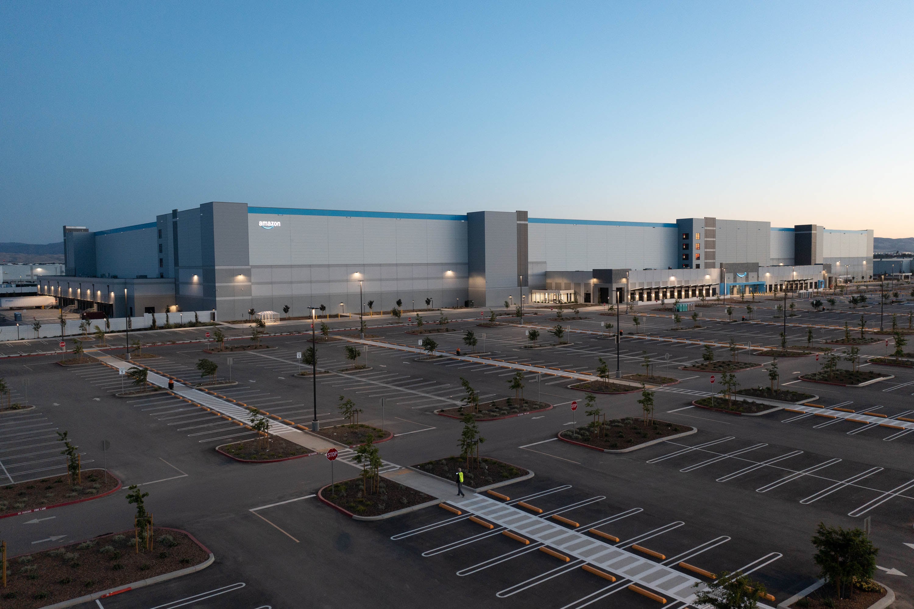 kingspan-amazon-tracy-ca-dw2000-dw2000r-ksmr-case-study-02