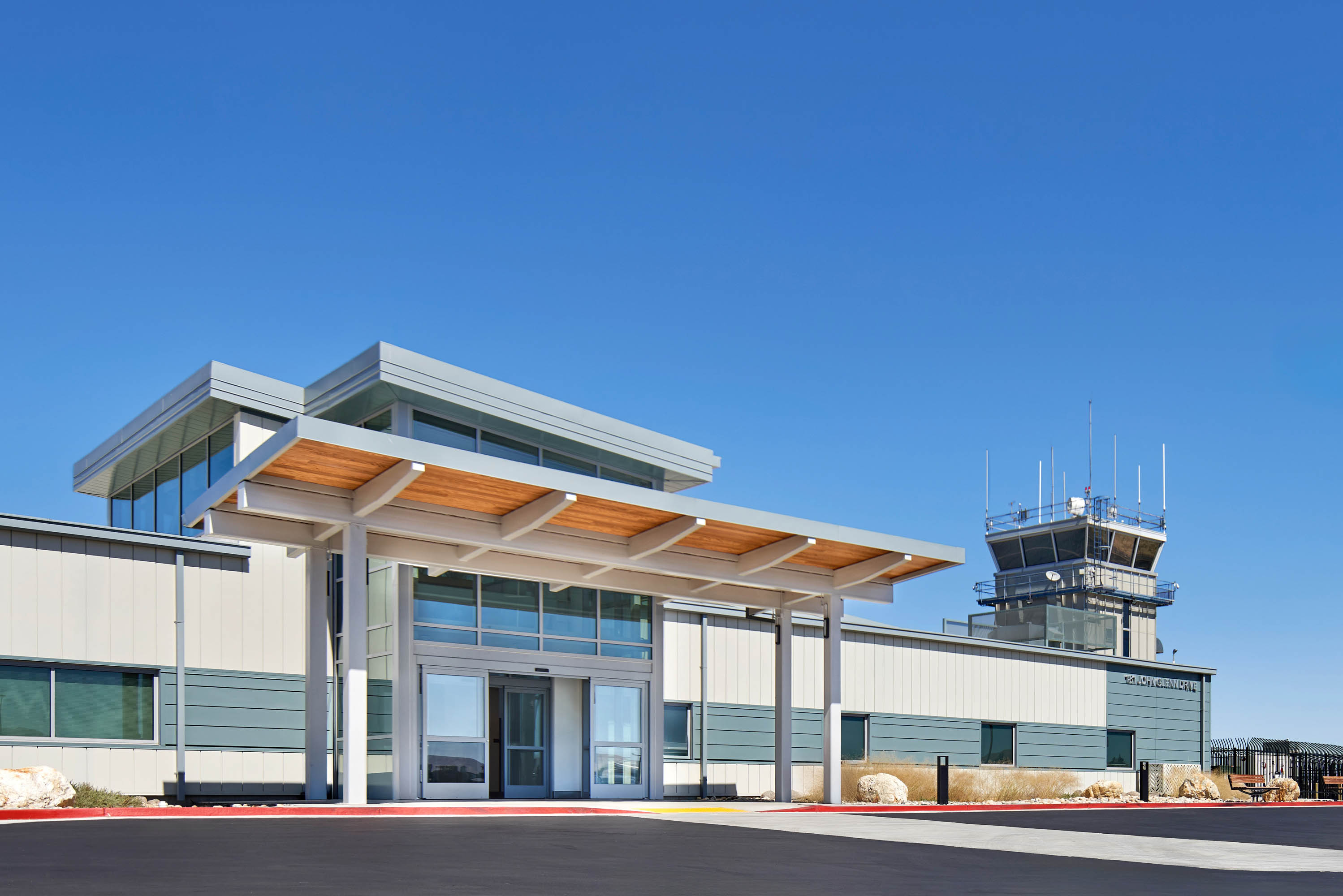 kingspan-buchanan-air-field-admin-building-concord-ca-dw2000-case-study-02