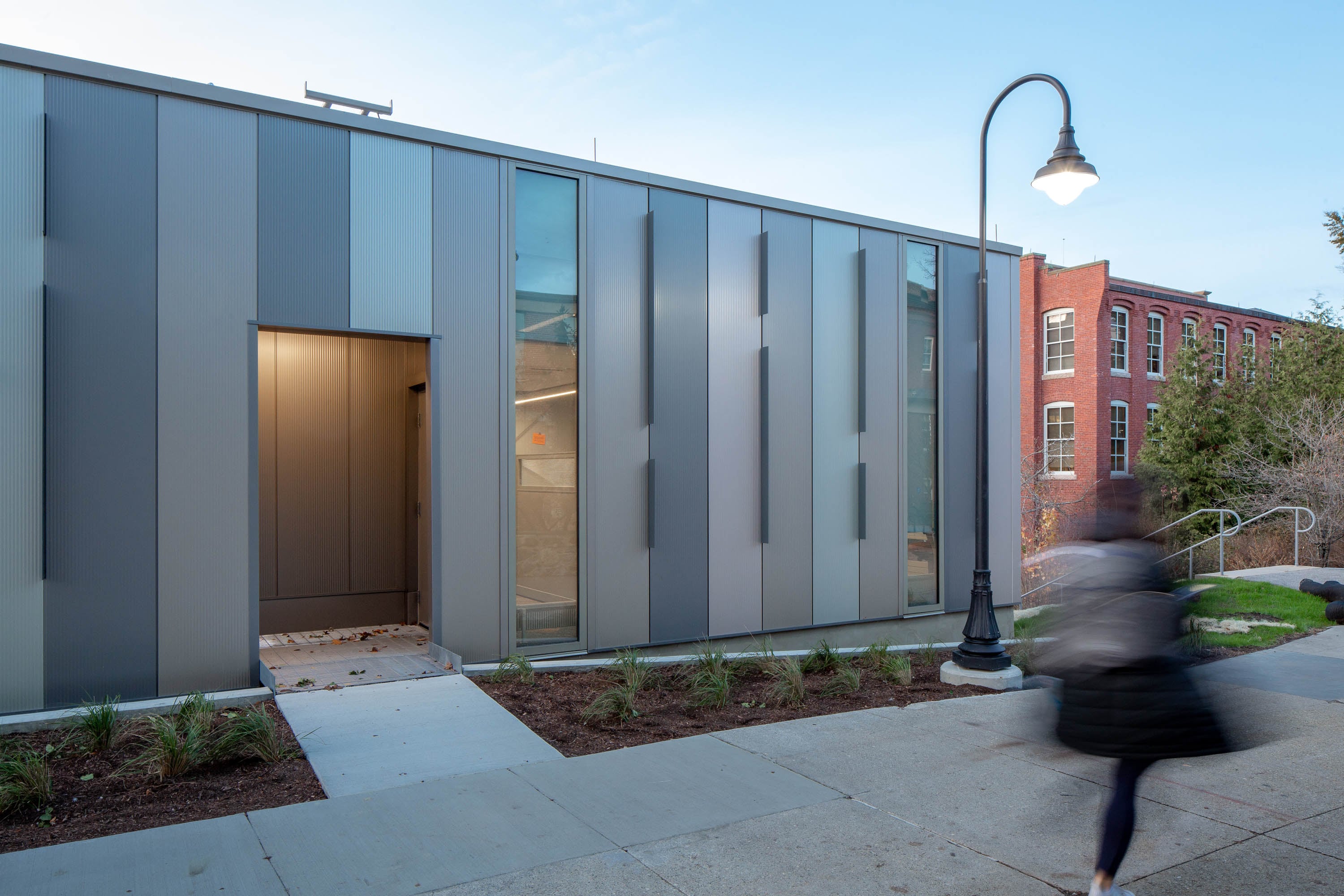 kingspan-unh-telecommunications-building-nh-ksmr-kp-dw2000-afb-case-study-en-06